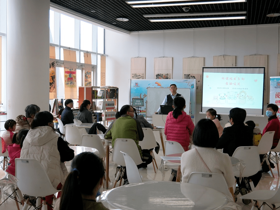 活动由潍坊市图书馆副馆长宫昌利和潍坊市妇幼保健院儿童保健科主任殷