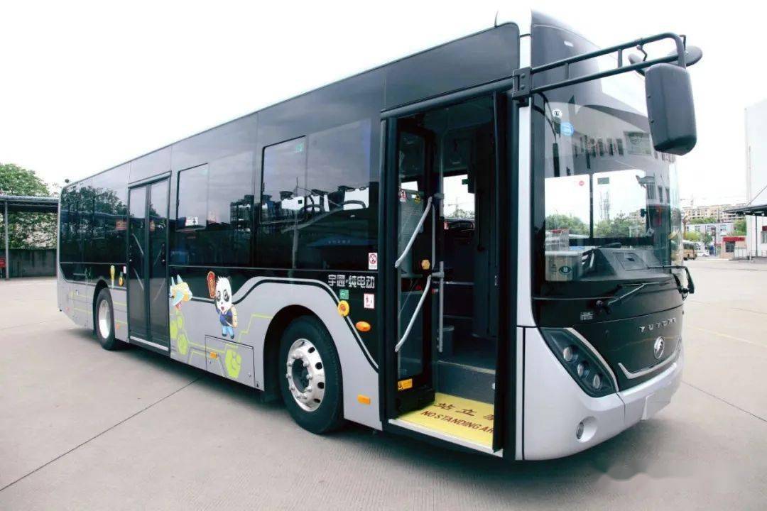 出石油大学站d口后,就可看到广汉c2公交车.