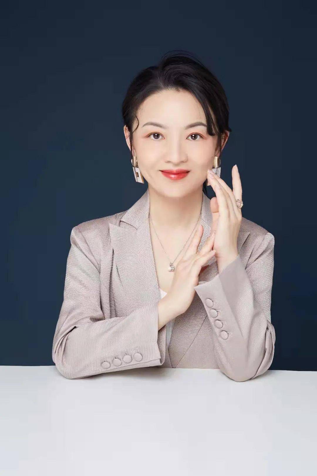 律政佳人守绿城 ——记中国宝武"玫瑰"奖章,武钢绿城曾真