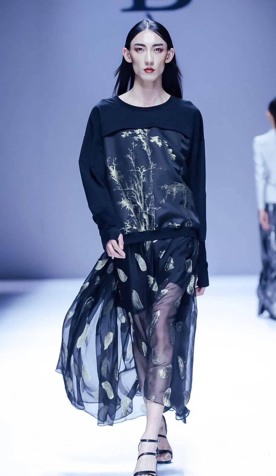 时装周打造国潮新风尚把古代名画绣卫衣上街头风也能有高级感