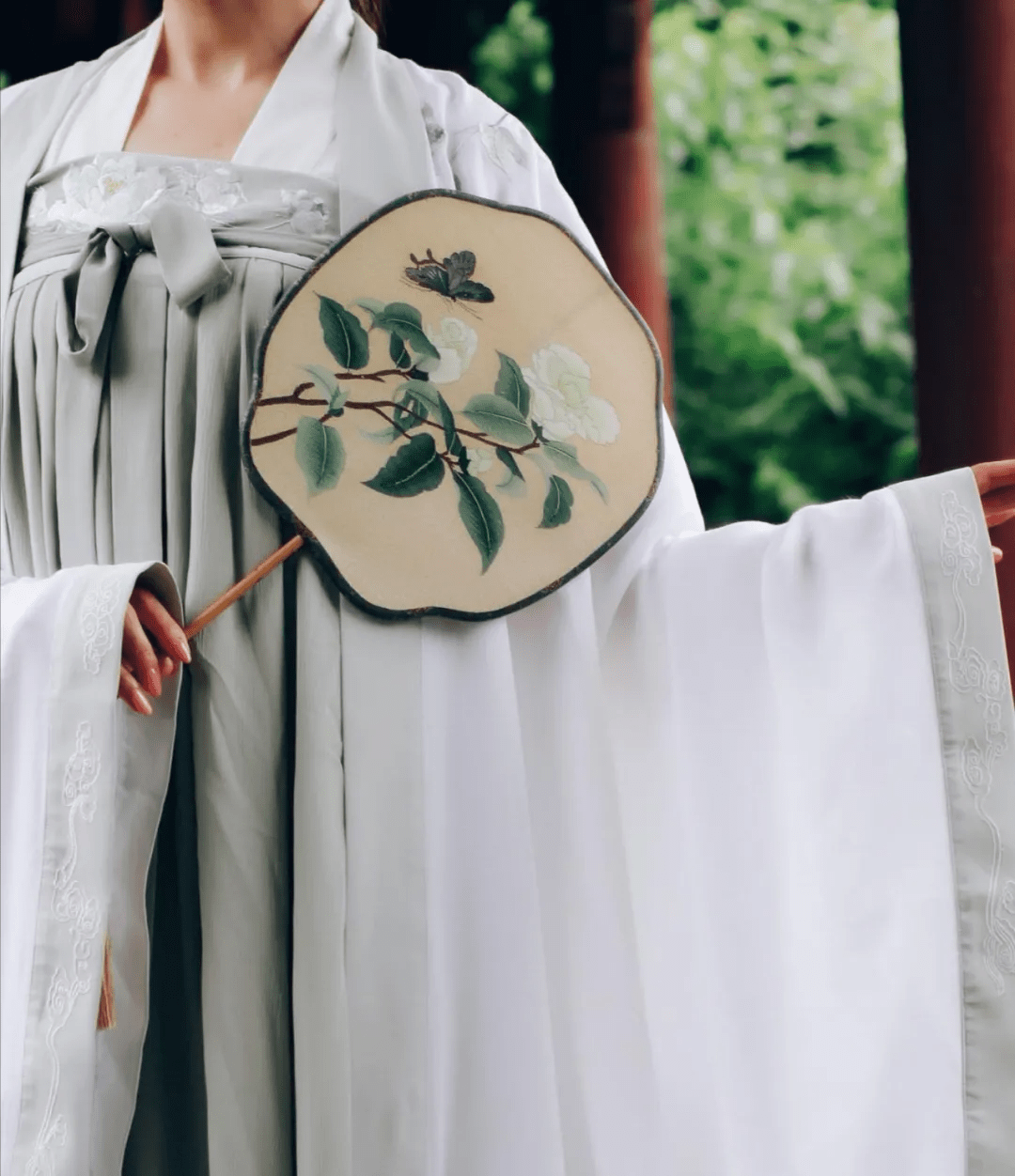 郝乃强终于完成了这项工作,先后复原了黄色缂丝凤栖梧桐图团扇,酱色