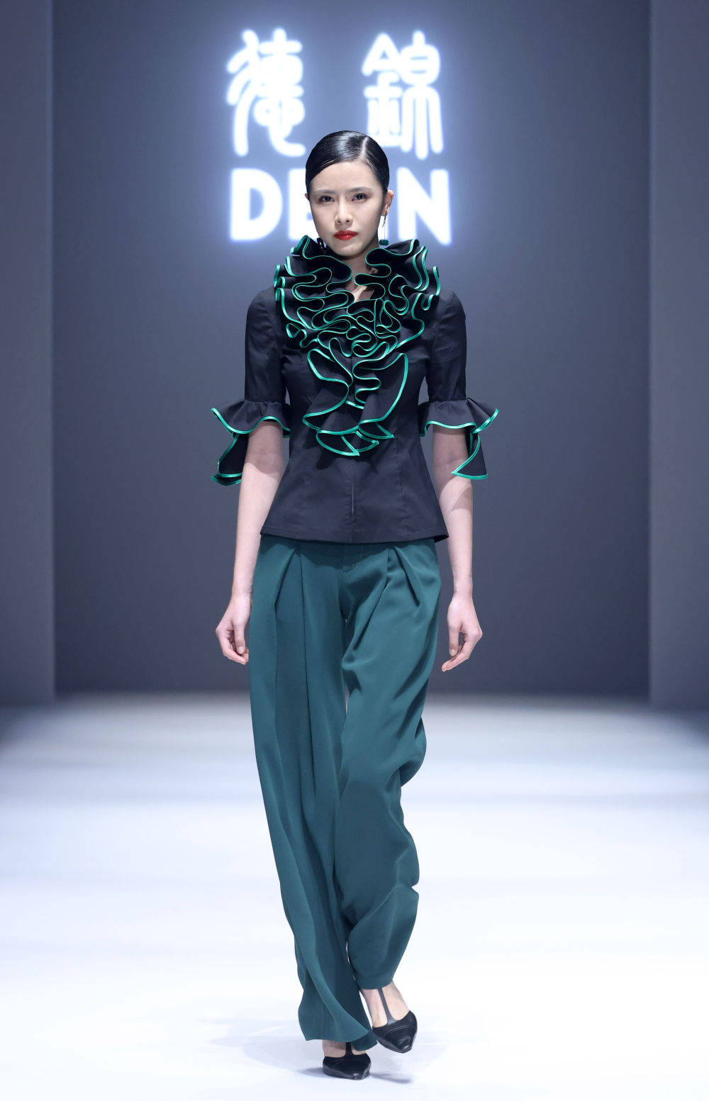 3月30日,模特在展示时装设计师周丽设计的时装.