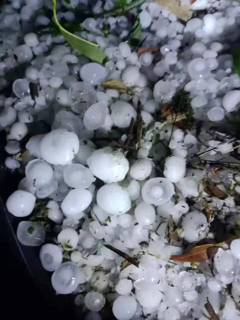 冰雹,大雨还遭遇部分山区乡镇接踵而来的就是瓢泼大雨晚上7点过轰隆隆