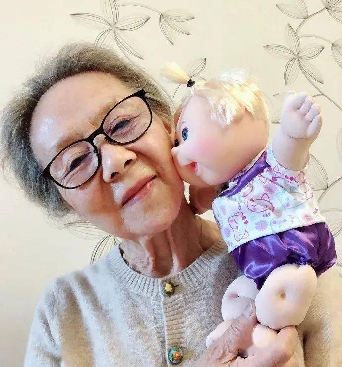 虽然女儿也在北京,但是吴彦姝更喜欢一个人的生活,彼此有空了便约出去