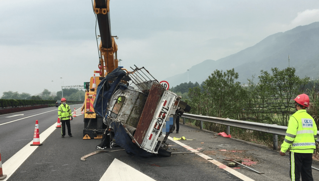 丽水高速上一货车翻车过路司机毫不犹豫救人的样子真帅