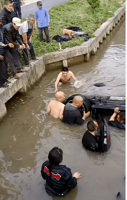 命悬一线车祸溺水这几个崇明人超勇敢
