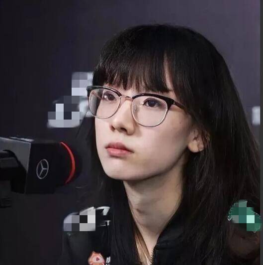 联盟最美组合诞生换脸后的阿水宝蓝女装照颜值担当