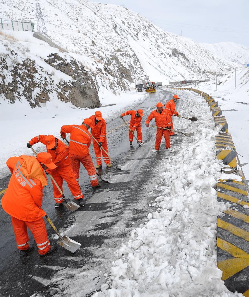 降雪致国道215线当金山段车辆滞留全力保畅通预计明日全面恢复通行