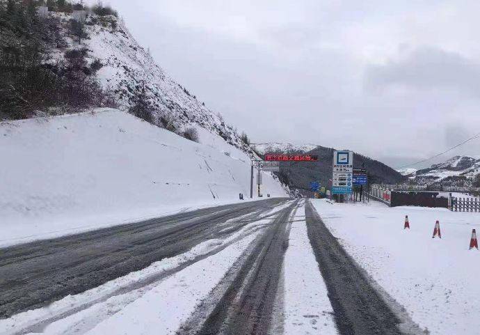 出行丨受昨日雨雪天氣影響國道212線定西岷縣部分路段有積雪