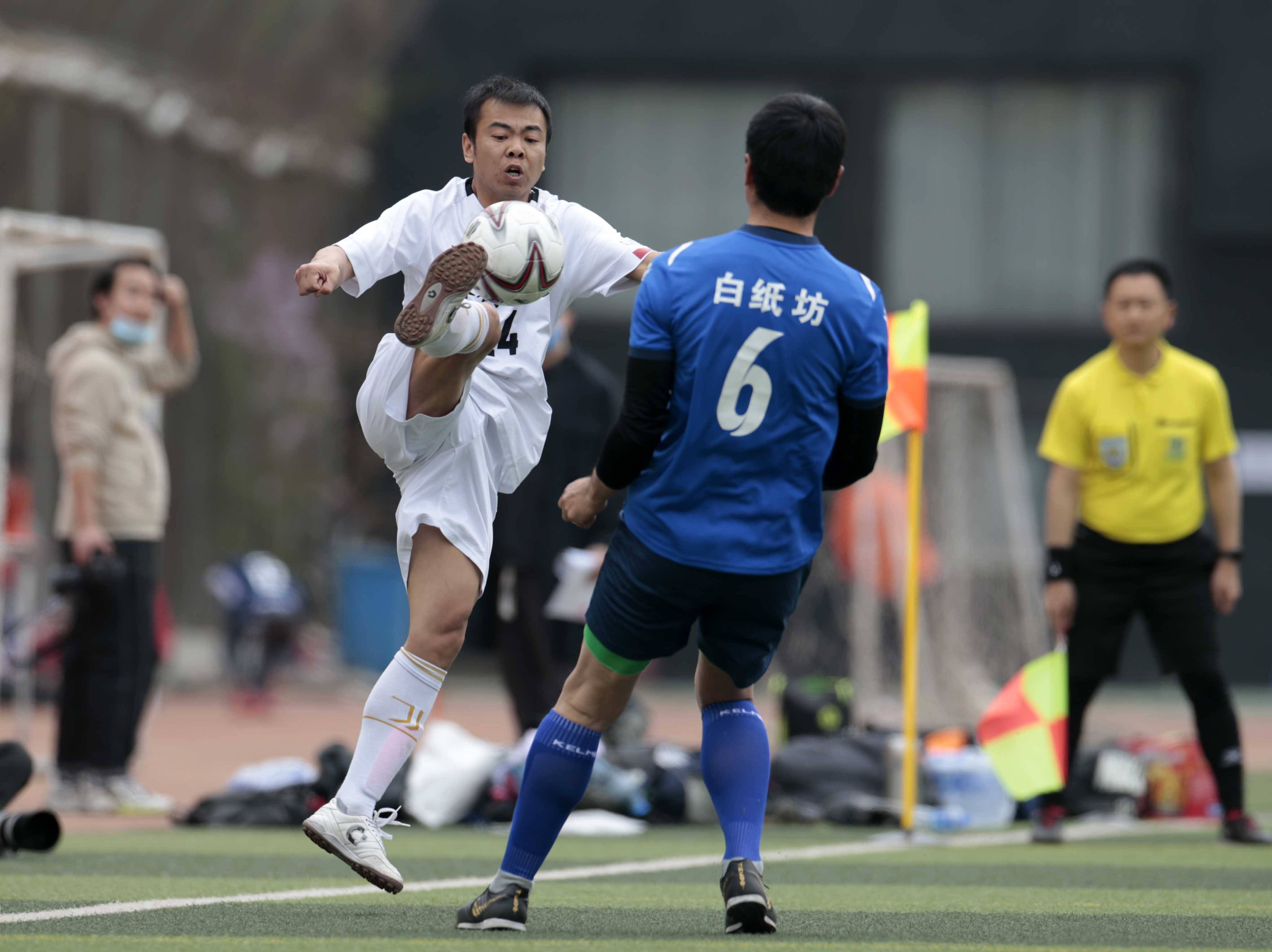 4月1日,椿树街道中年队球员张海波(左)与白纸坊樱桃园队球员邵佳一