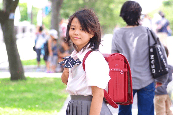 六岁小学生独自乘坐电车上学让人诧异的日本小孩独立性