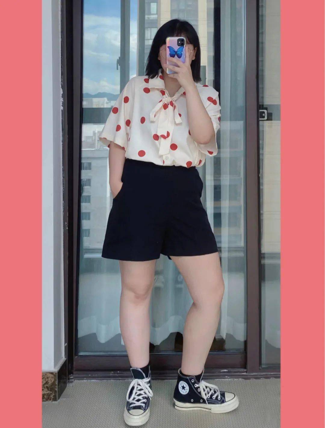 穿衣的时候可以用配饰打造假性v领,或多穿自带v领的单品~  图源小红书