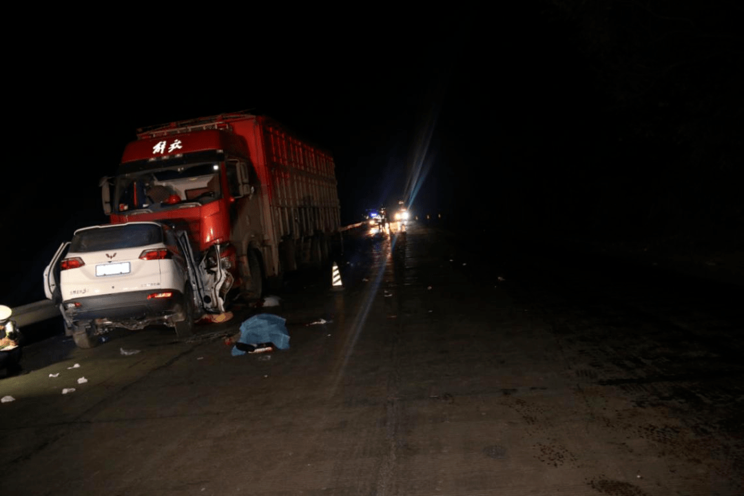 沐某,普某,施某3人由华宁县华溪镇阿几黑村驶往华宁县华溪镇大新寨村