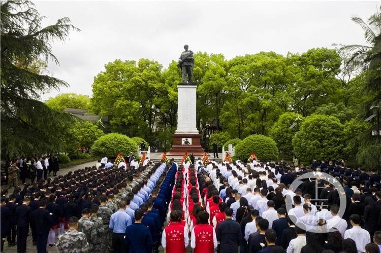 少云志愿者,学校师生与群众代表等470余人来到邱少云烈士纪念碑广场