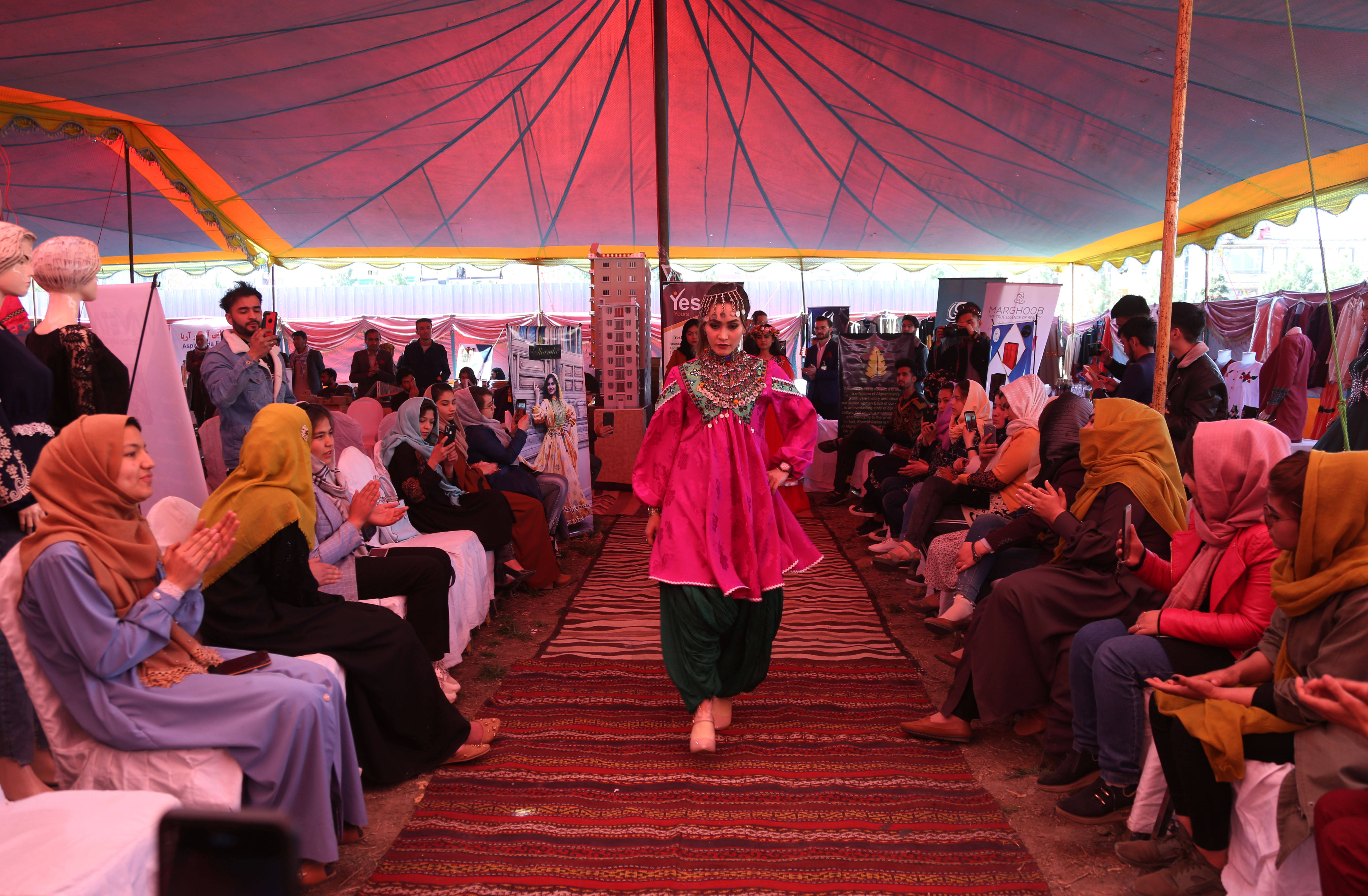 阿富汗 展销会上的服装秀pcdandan曲线难题 创造新闻网