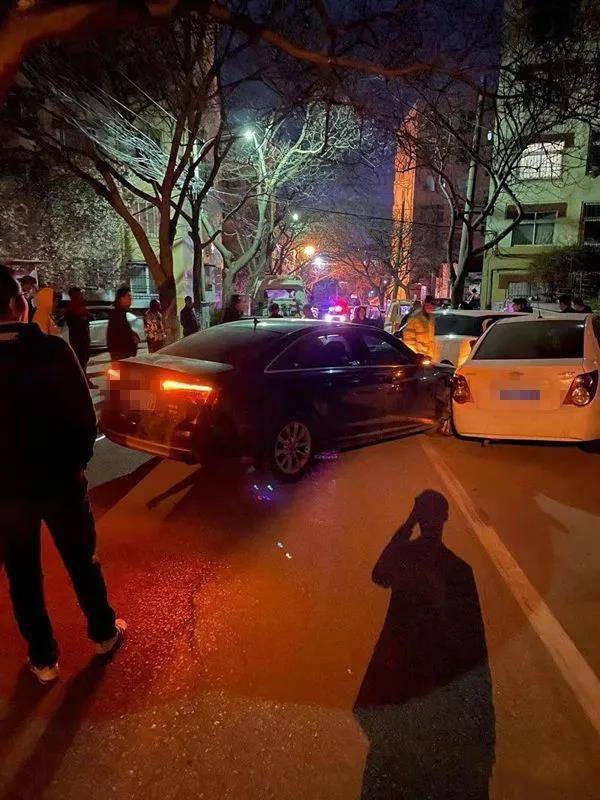 晚上九点多青岛这条路上一司机连撞七八辆车后弃车跑了