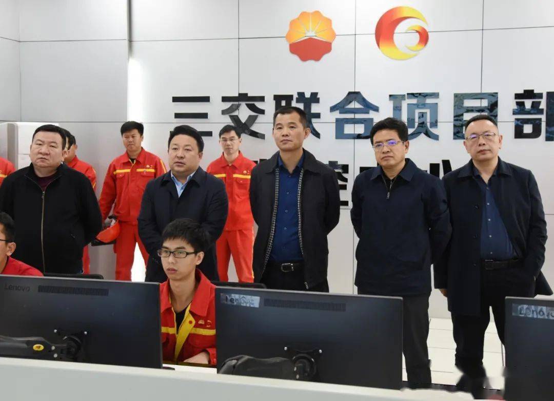 市发改委主任闫斌胜,县委副书记,代县长姚树山,副县长赵如宁陪同调研.