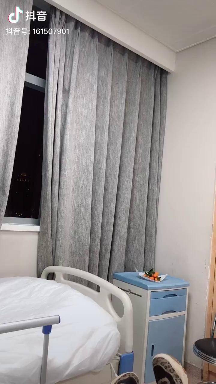 新年快乐除夕夜值夜班和病房里的叔叔阿姨一起看春晚