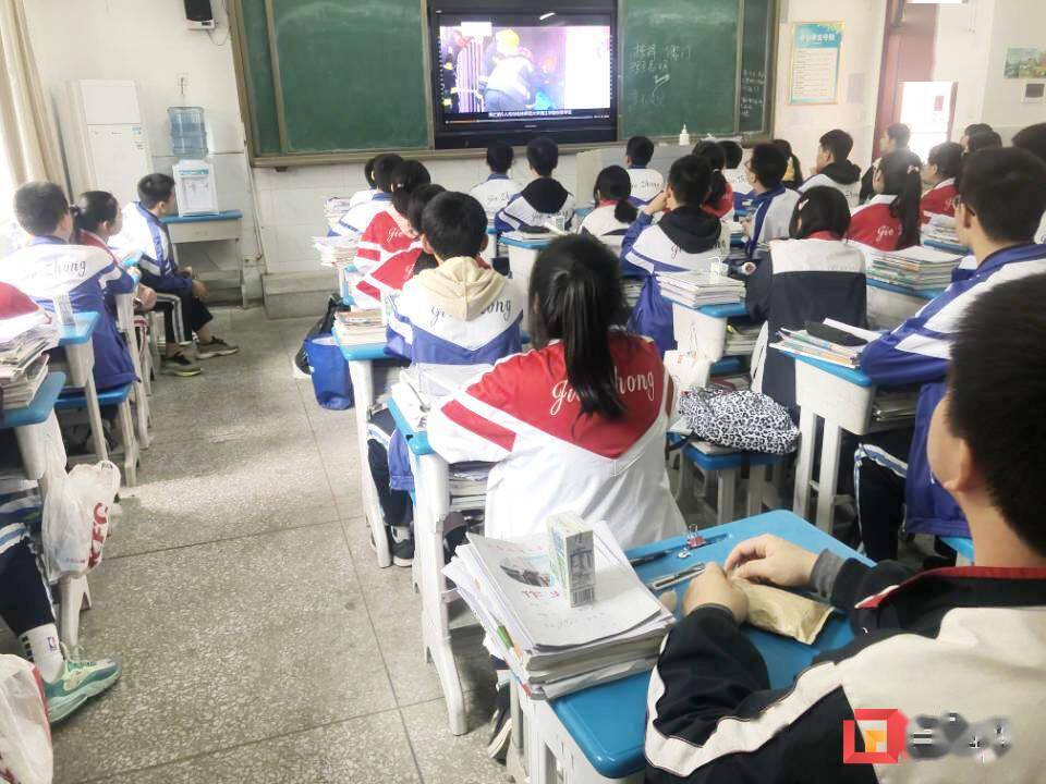 一阵急促的警报声在自贡市解放路中学响起,学生们在任课老师的带领下