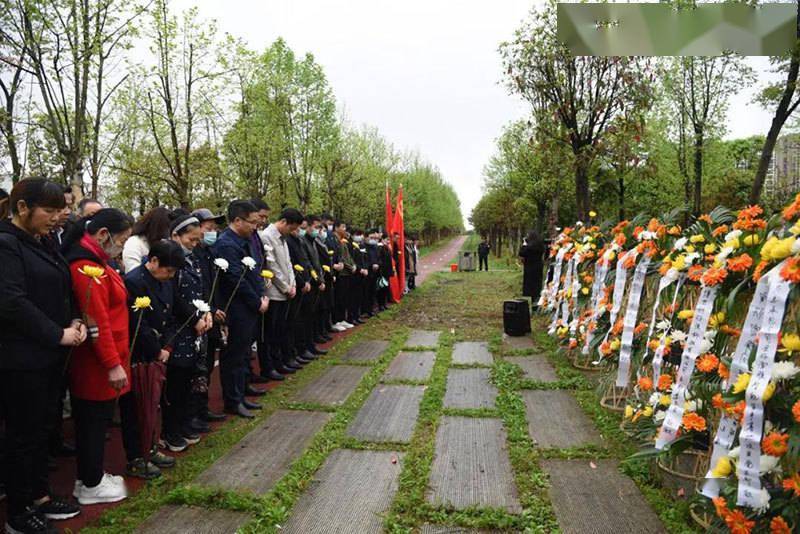 争当雷锋传人 长沙麓谷居民祭扫雷锋父母墓