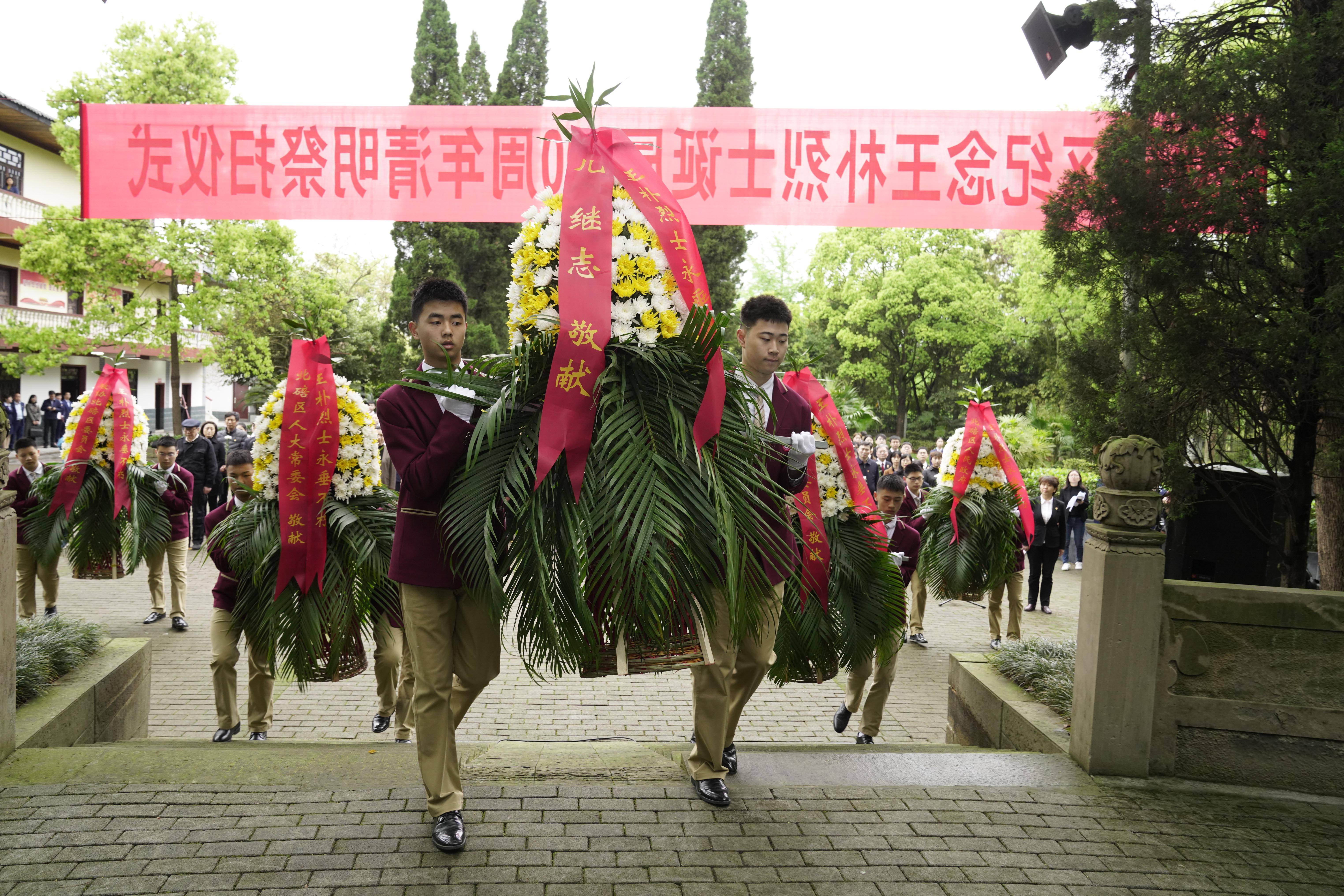 参加祭扫仪式的朝阳中学教师陈静告诉记者"以王朴烈士为代表的革命