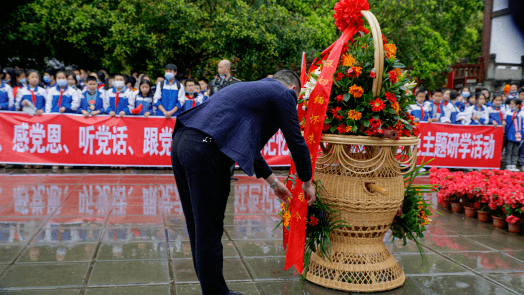 全体师生向朱德同志汉白玉塑像三鞠躬,表达了对一代伟人的无限敬仰之