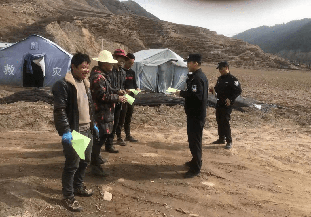 近日,碌曲县双岔镇尕丁关村群众因修建新房将电线杆固定拉线周围的