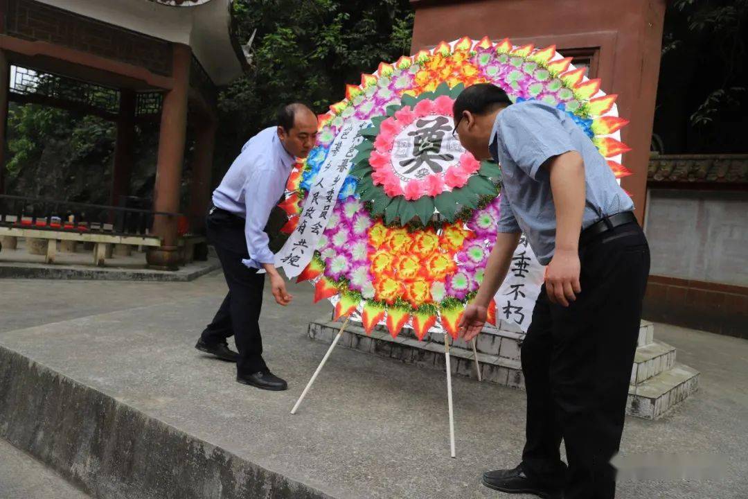 向革命烈士敬献花圈,乡党政主要领导仔细整理花圈挽联,接着全体人员