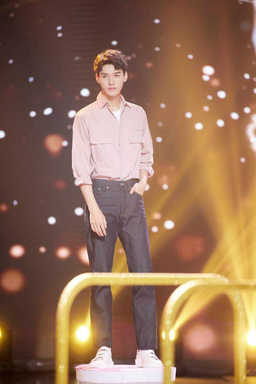 把好看的图掌握在自己手里 龚俊发图看你去看《快乐大本营》