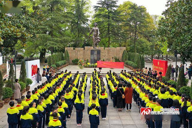 3月31日上午, 溆浦县警予学校师生来到向警予同志纪念馆缅怀革命先烈