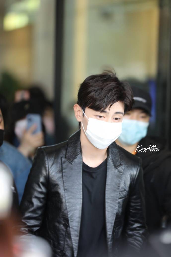 邓伦《密室大逃脱》上班饭拍来袭 皮衣酷盖是整条街最靓的崽!_高飞