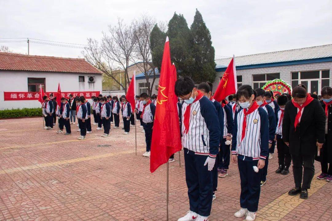 郑口第四小学师生一行,怀着崇敬的心情来到故城县烈士陵园,举行了庄严