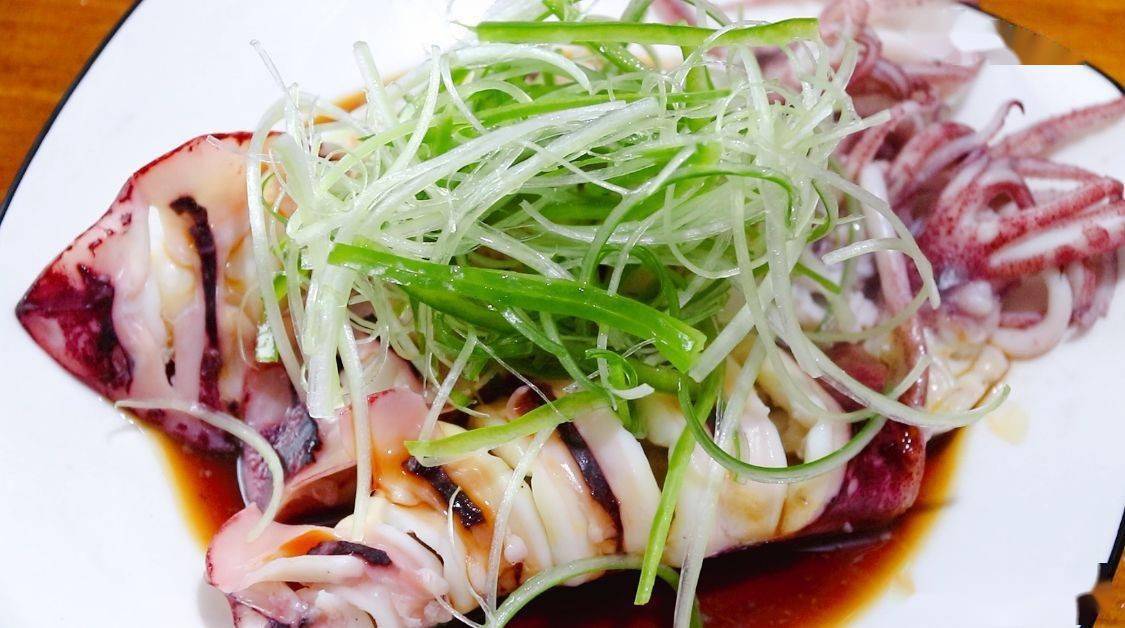 锅内烧油,油热后将热油淋在葱丝上面,一道葱油鱿鱼就做好了,鱿鱼吃