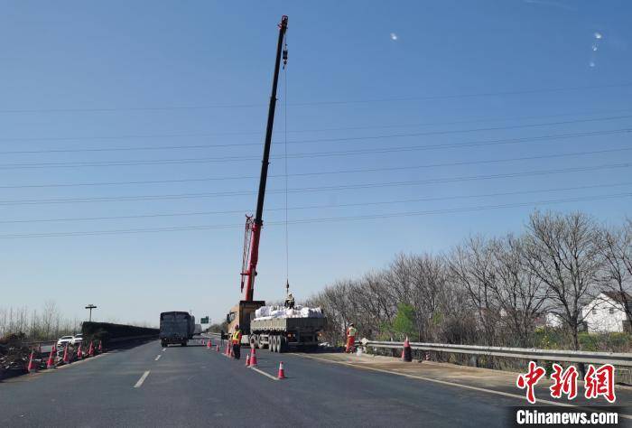 沈海高速重大交通事故现场仍在清理双向交通已恢复 道路