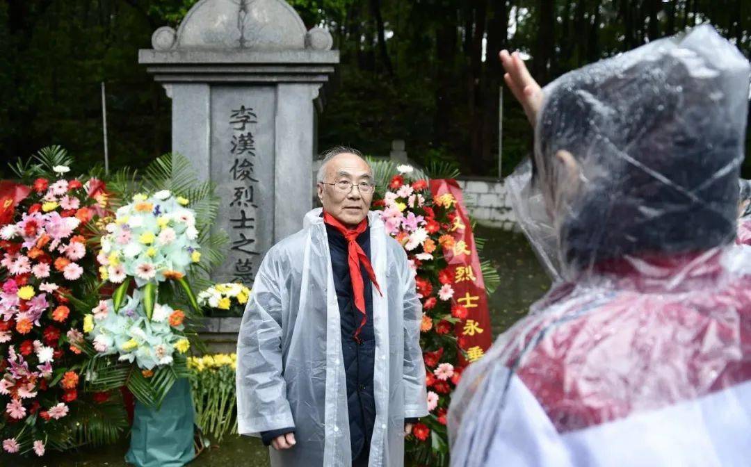 武昌文华中学师生祭扫李汉俊烈士墓