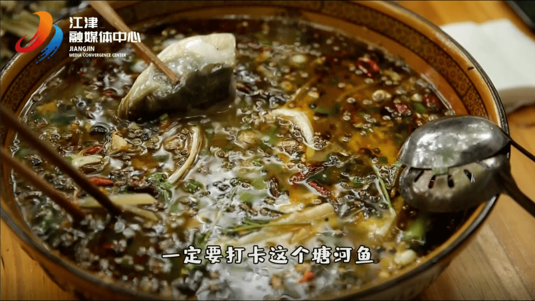 酸笋鱼是在塘河古镇普遍流行的一道可口特色菜肴,其特点是酸辣鲜爽.