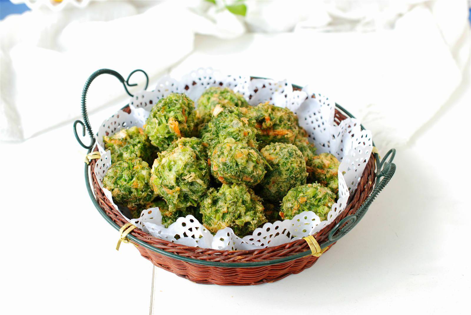 一把把的小茴香泛着嫩绿的油光,看上去非常新鲜,还没想好做什么吃,先