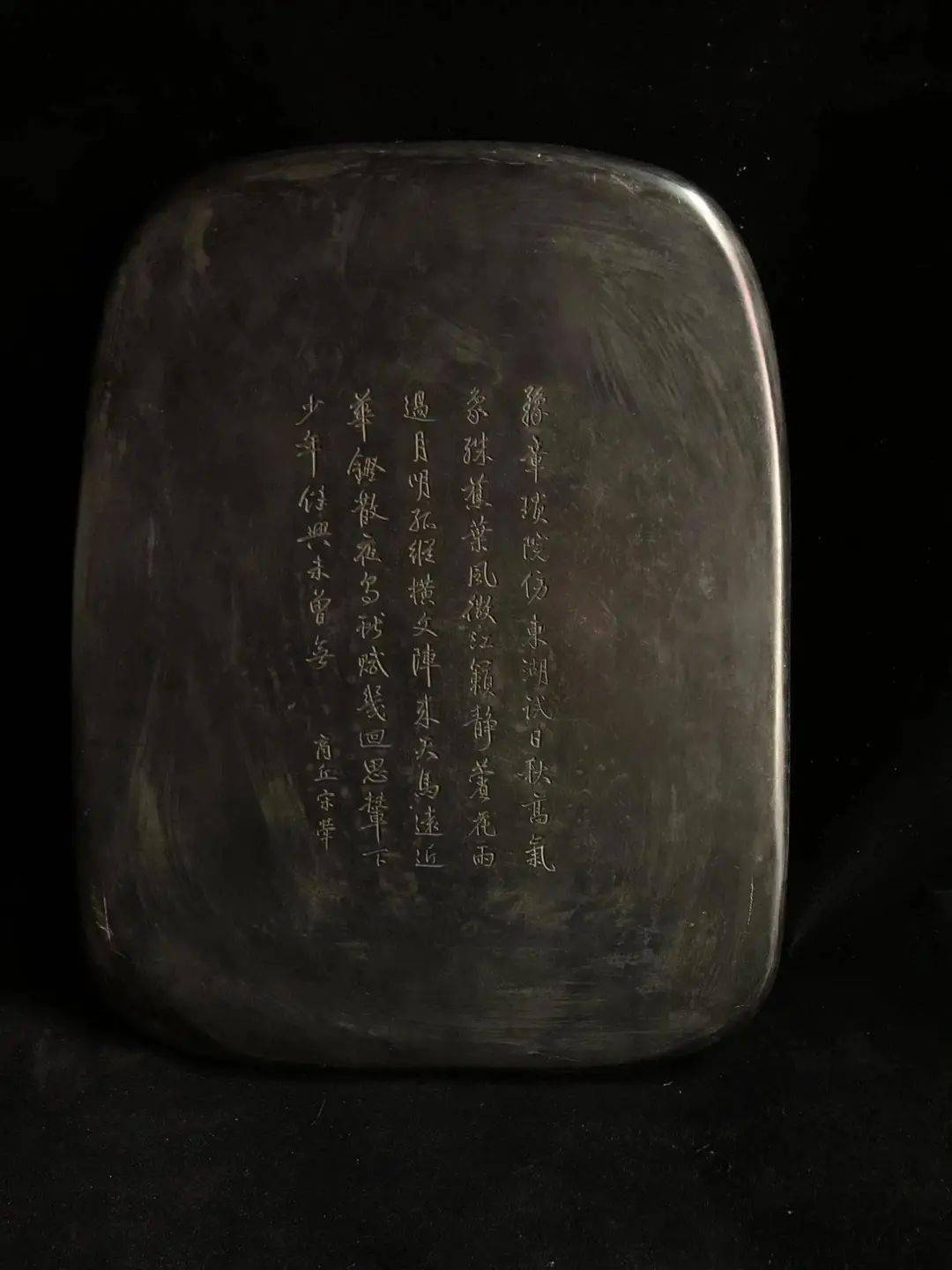 巧妙结合天然石皮雕刻成松树仙鹤寓意长寿,松鹤延年,砚背诗文,落款