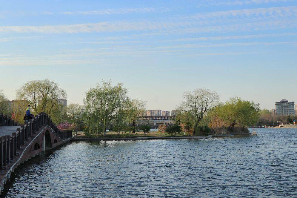 清明节,潍坊鸢都湖湖光水色,景色宜人,满眼都是清秀