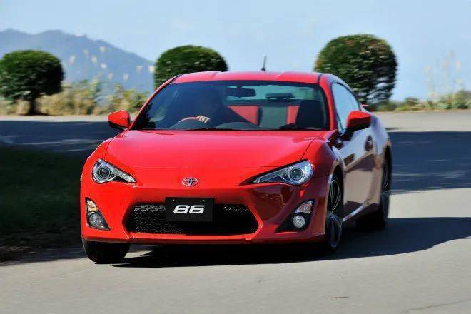 而多田这边也没有闲着,他找到了曾经参与开发lfa发动机的冈本高光,以