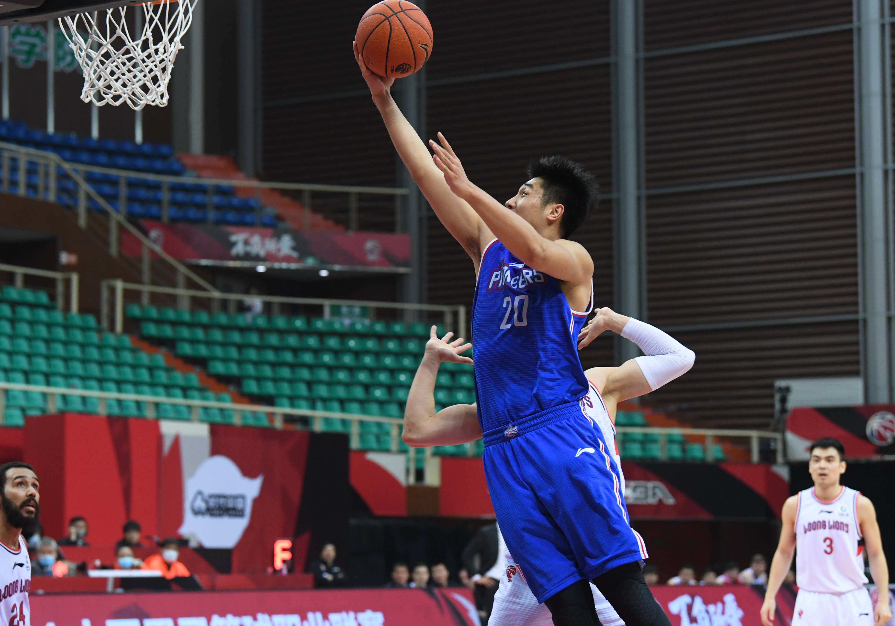 4月6日,天津先行者队球员何思雨(前)在比赛中上篮.