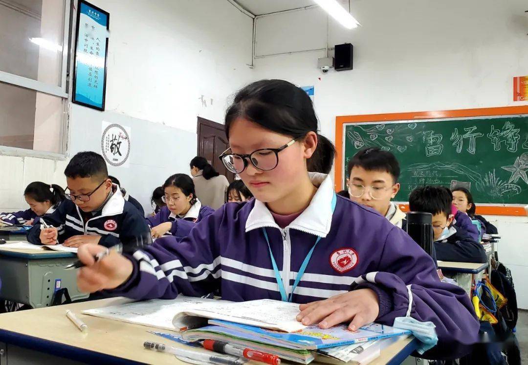 这名小姑娘是酉州中学7年级11班学生冉婕.