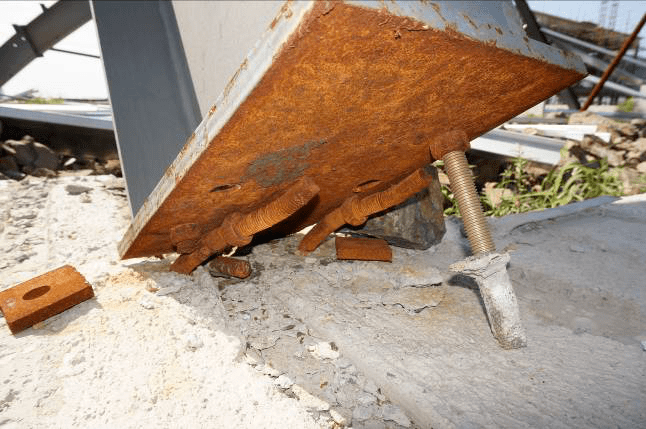 钢结构探讨锚栓失稳刚架坍塌预留二次浇筑尺寸过大