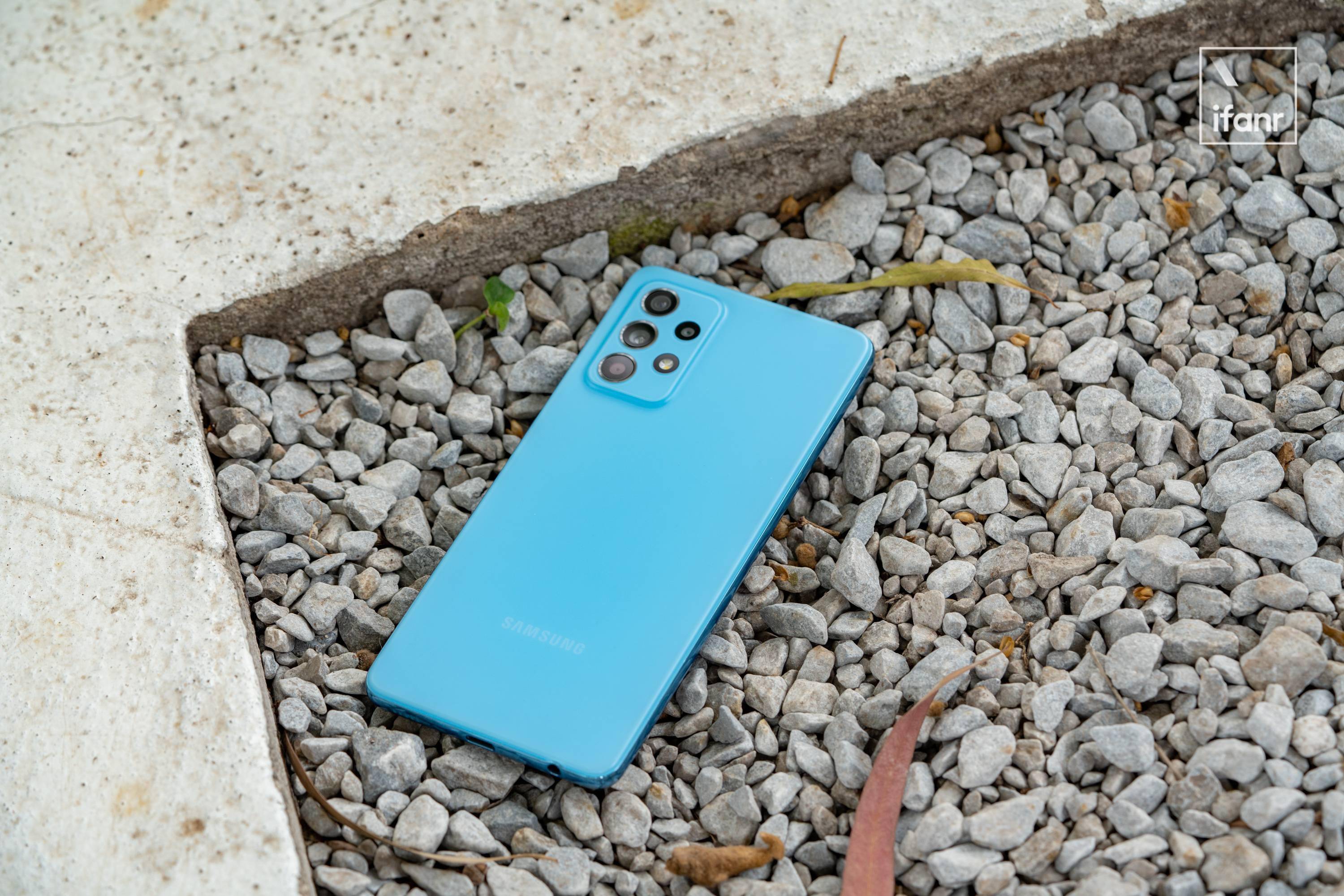 三星galaxy a52 5g 图赏:120hz 屏幕和 ip67 能打动年轻人吗?_塑料