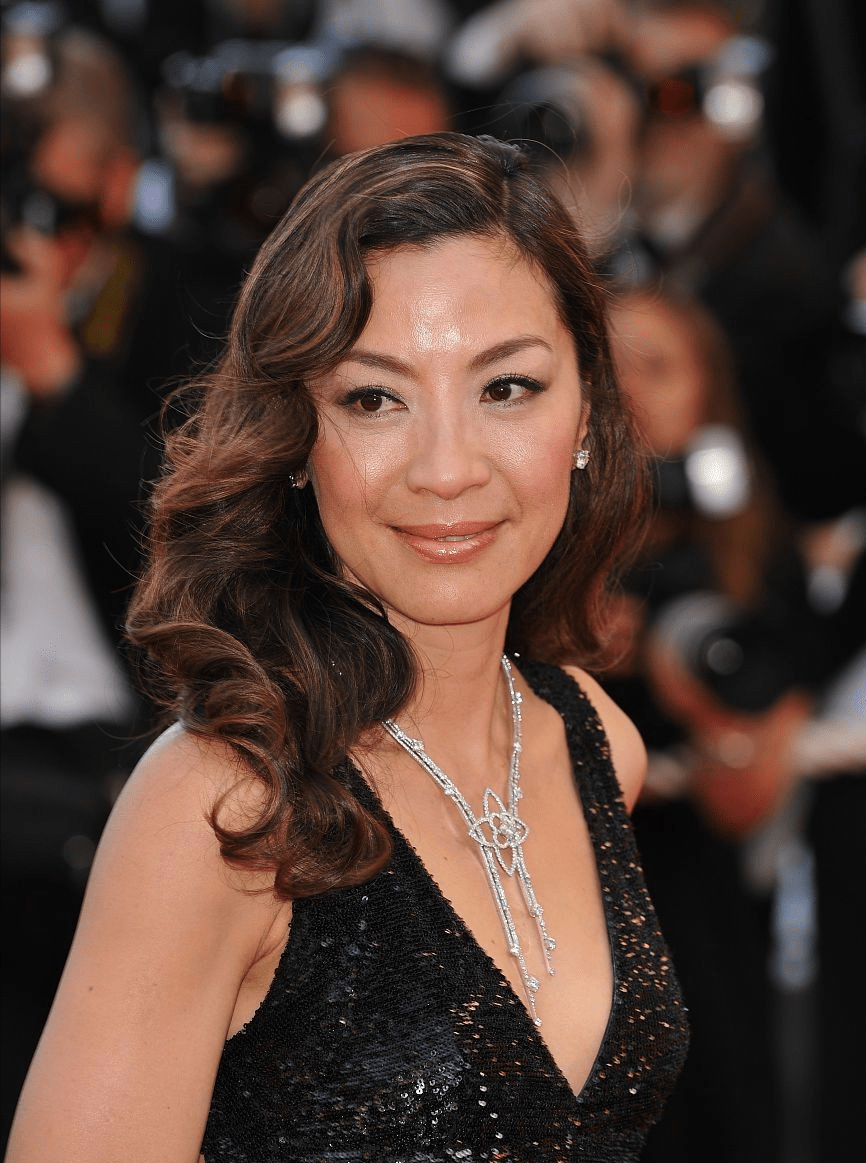 杨紫琼真是美到国外去了一身肌肉还穿礼裙更能显出好比例