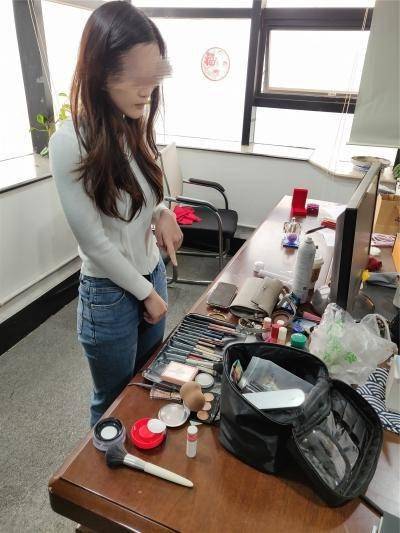 嫌疑人指认作案现场3月初,南岸区花园路派出所接到辖区群众报警,称一