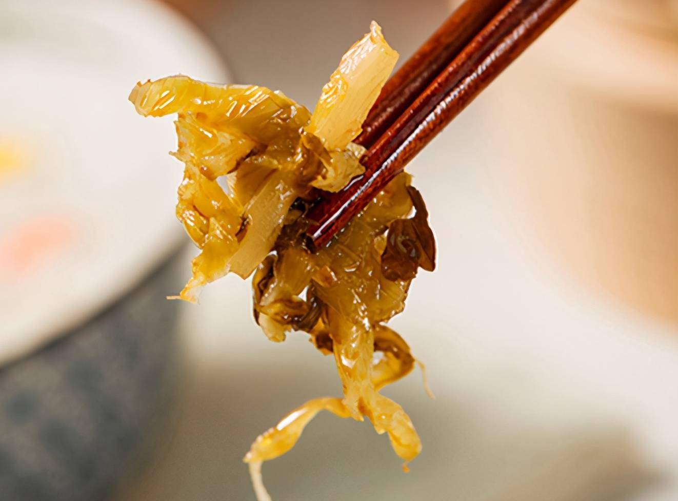 六必居酱菜选料讲究，传统手工制作发酵而成，再配上自制的黄酱和甜白酱