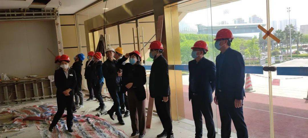 温州市文化广电旅游局副局长杜成威一行对温州大剧院大修工程进度进行考察