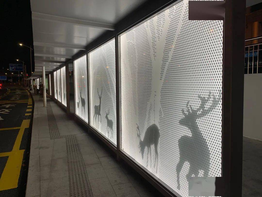 的效果,是通过使用白色丝印钢化超白玻璃加亚克力导光板的组合材料