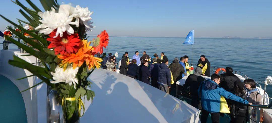 目前,沈阳海葬对本市户籍逝者实行免费政策,逝者家属参加海葬活动费用